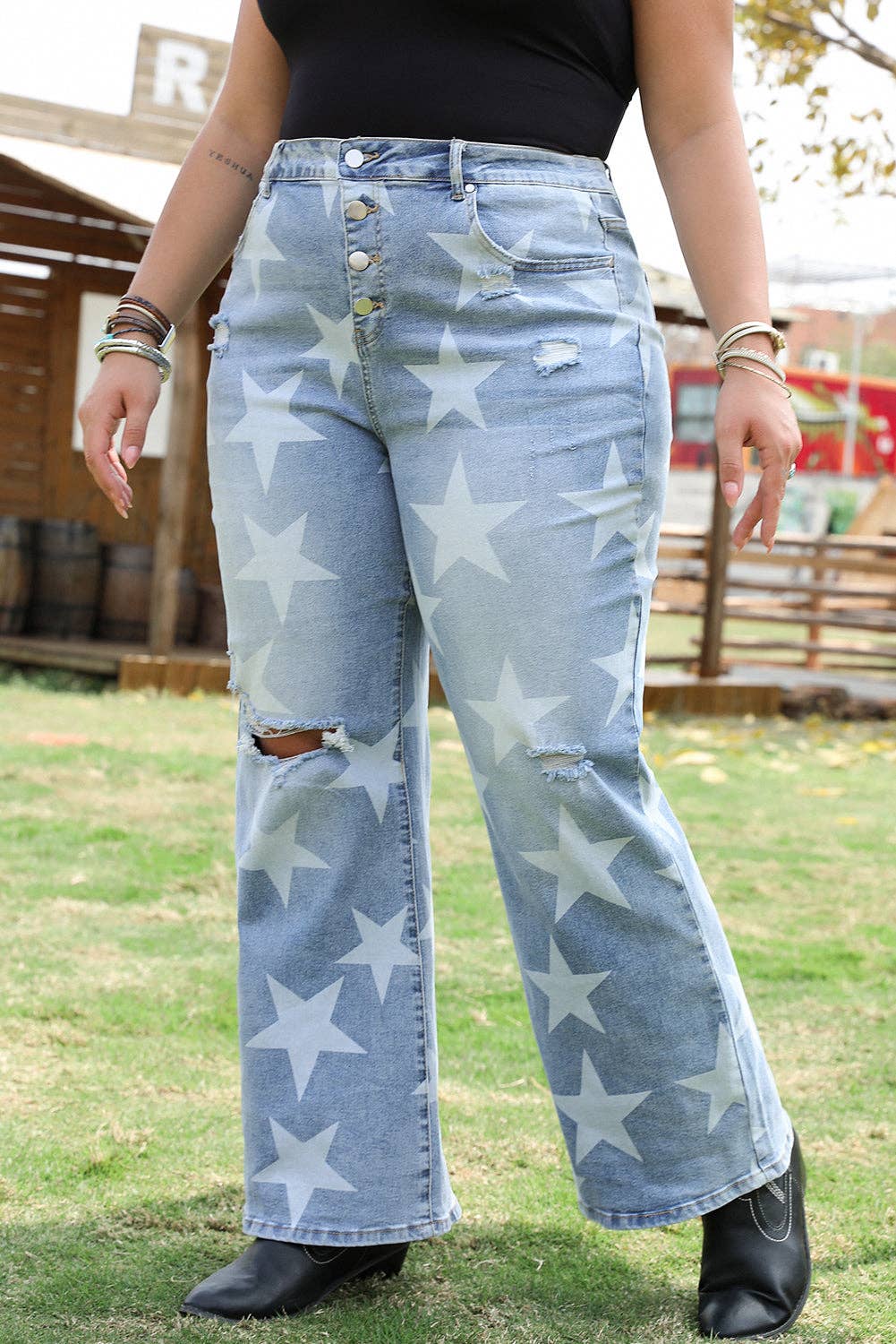 Star Printed Multi Buttons Slit Knee Destroyed Plus Size Jeans